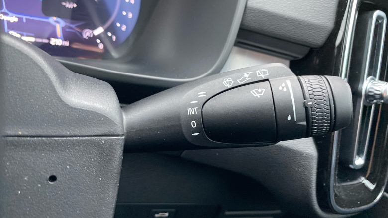 Volvo XC40 2.0 B4P Plus Dark 5dr Auto Petrol Estate